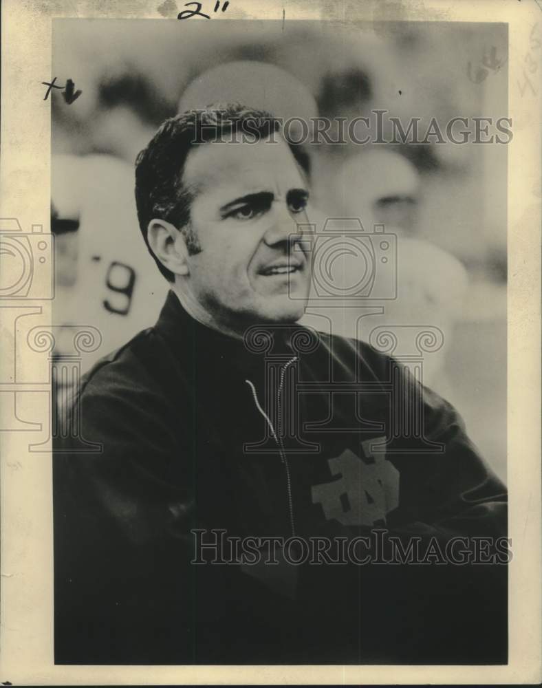 1974 Press Photo Football Coach Ara Parseghian of Notre Dame Watching Game- Historic Images