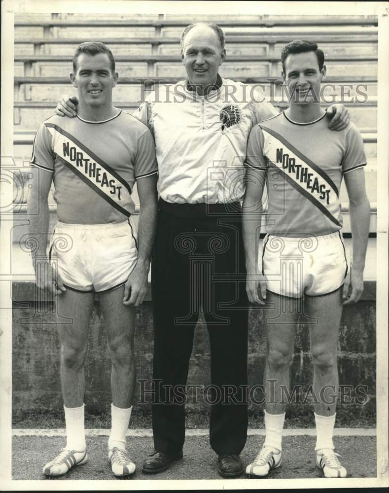 1963 Press Photo Northeast State pole vaulter John Pennel with coach &amp; teammate- Historic Images