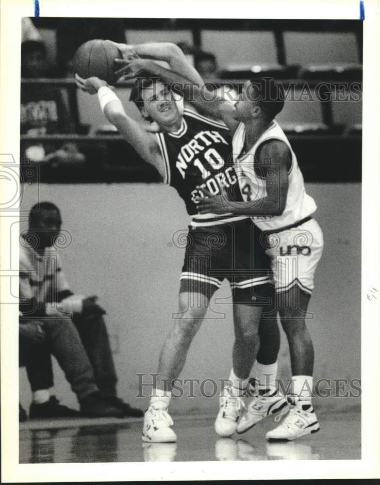 1990 Press Photo New Orleans and North Georgia play college basketball- Historic Images