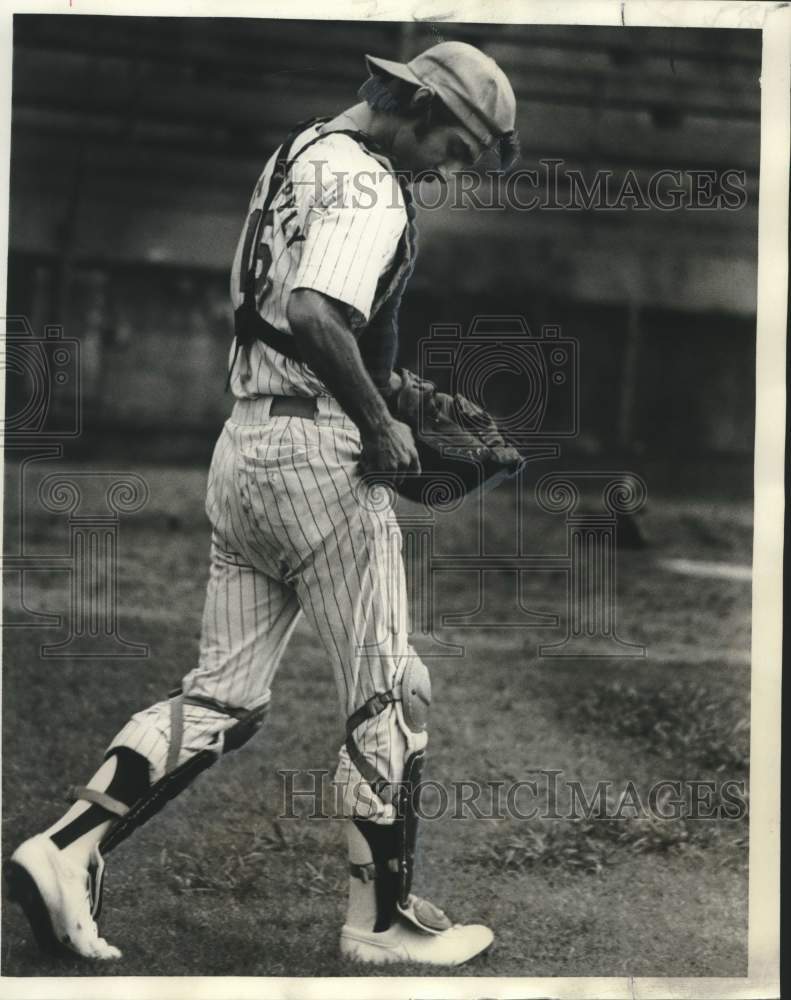 1975 Press Photo TAC baseball catcher Bill Parks adjusts strap on equipment- Historic Images