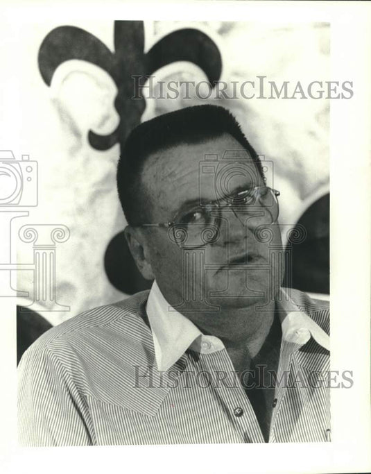 1985 Press Photo New Orleans football coach Oail Andrew "Bum" Phillips listens- Historic Images