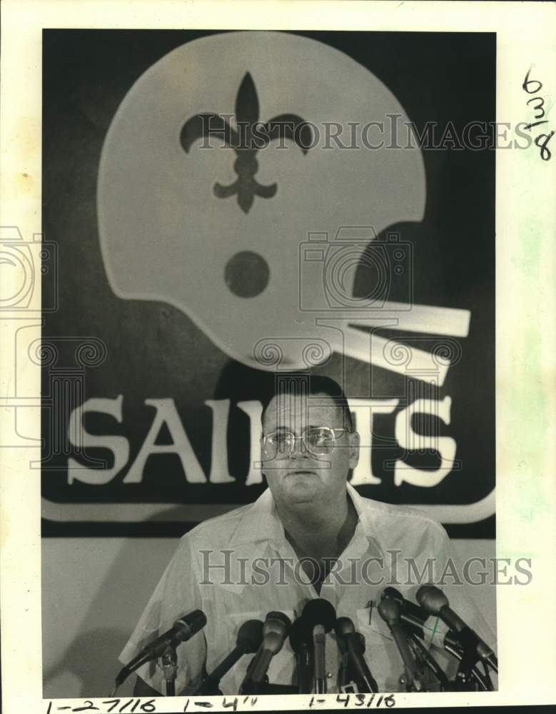 1982 Press Photo New Orleans football coach &quot;Bum&quot; Phillips talks to media- Historic Images