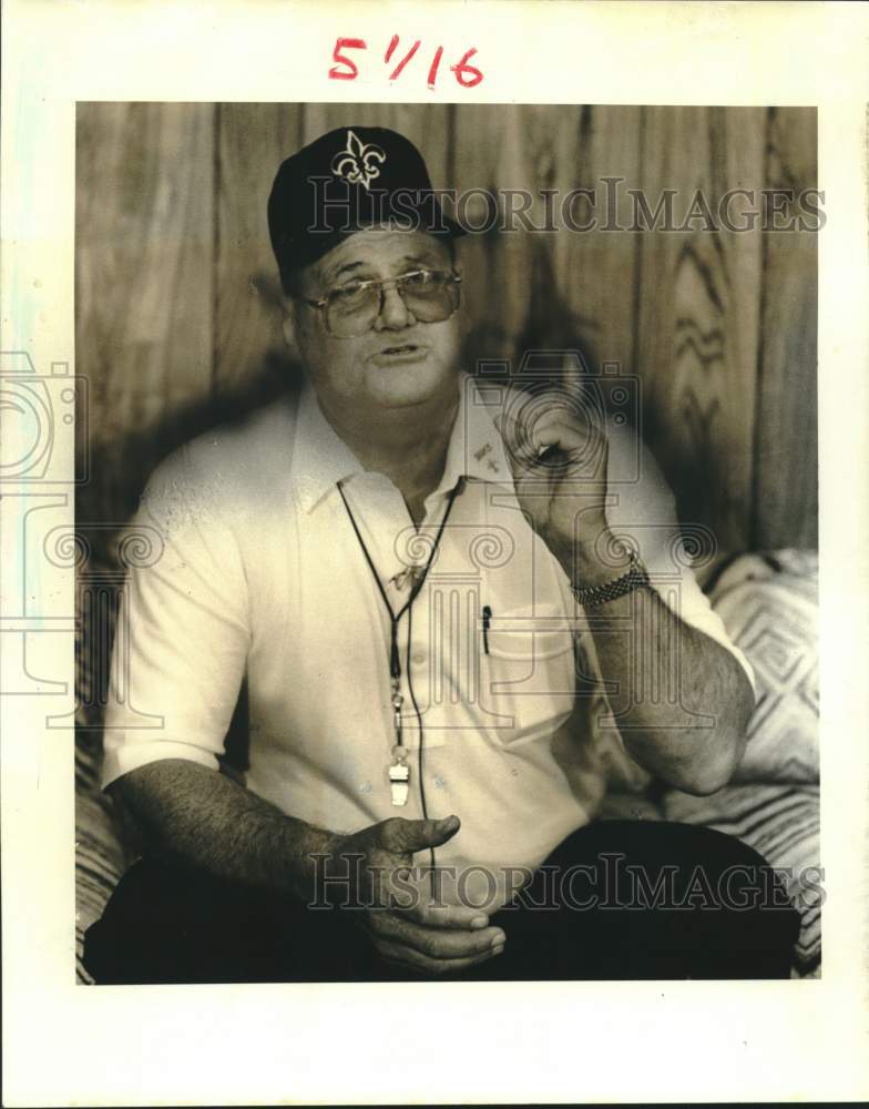 1984 Press Photo New Orleans football coach Oail Andrew &quot;Bum&quot; Phillips gestures- Historic Images