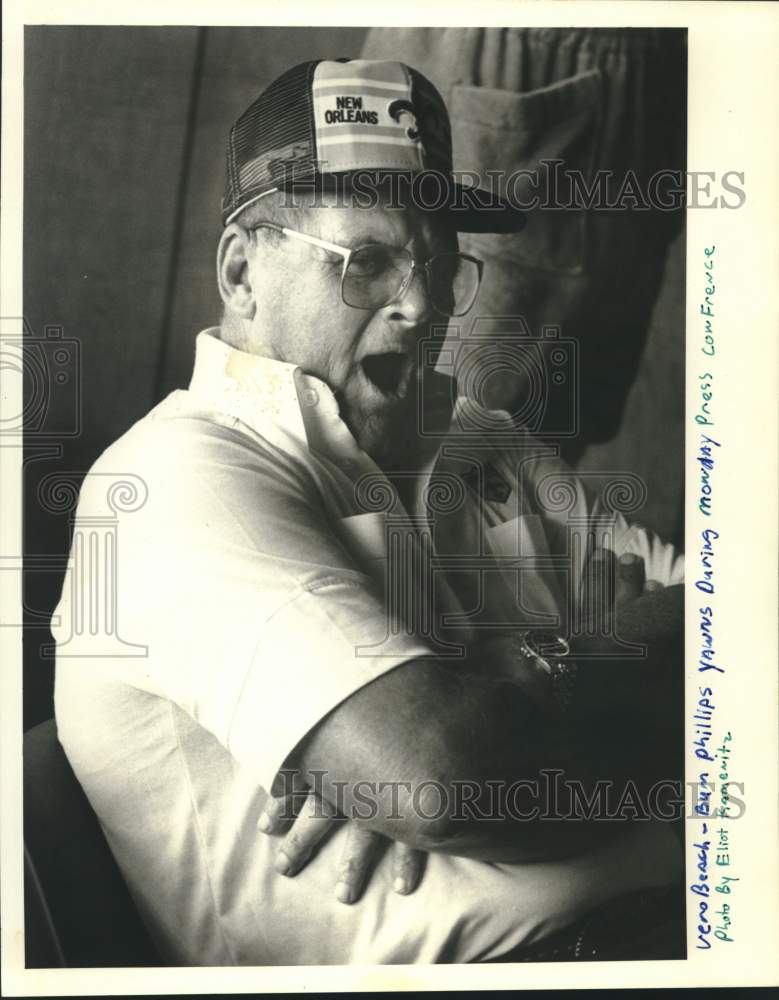 1985 Press Photo New Orleans Saints football coach &quot;Bum&quot; Phillips yawns- Historic Images