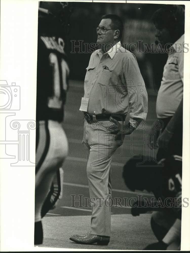 1985 Press Photo New Orleans Saints football coach &quot;Bum&quot; Phillips watches game- Historic Images