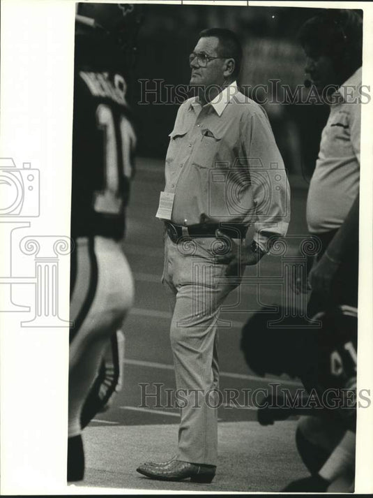 1985 Press Photo New Orleans Saints football coach "Bum" Phillips watches game- Historic Images