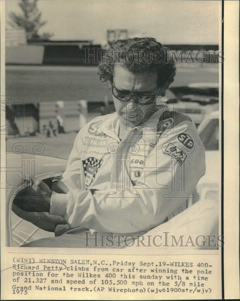 1975 Press Photo Stock car race driver Richard Petty climbs out of his car in NC- Historic Images