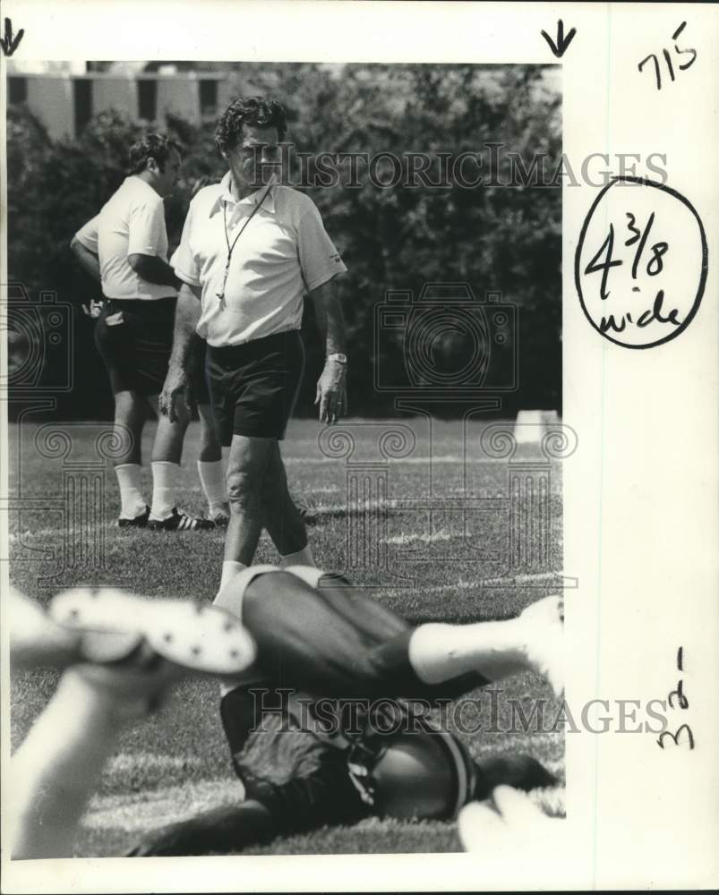 Press Photo New Orleans Saints football coach Dick Nolan watches players stretch- Historic Images