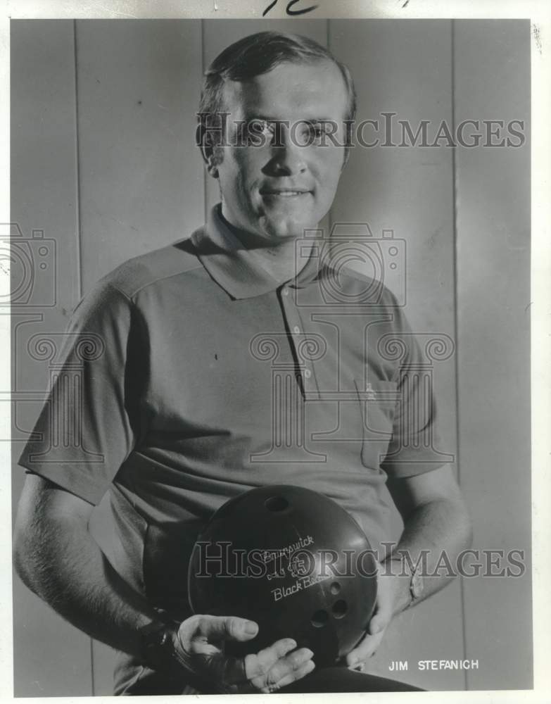 1970 Press Photo Bowler Jim Stefanich holds bowling ball and smiles for photo- Historic Images