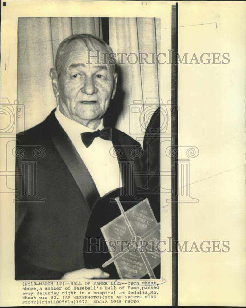 1965 Press Photo Baseball Hall of Fame member Zach Wheat holds award - nos27754- Historic Images