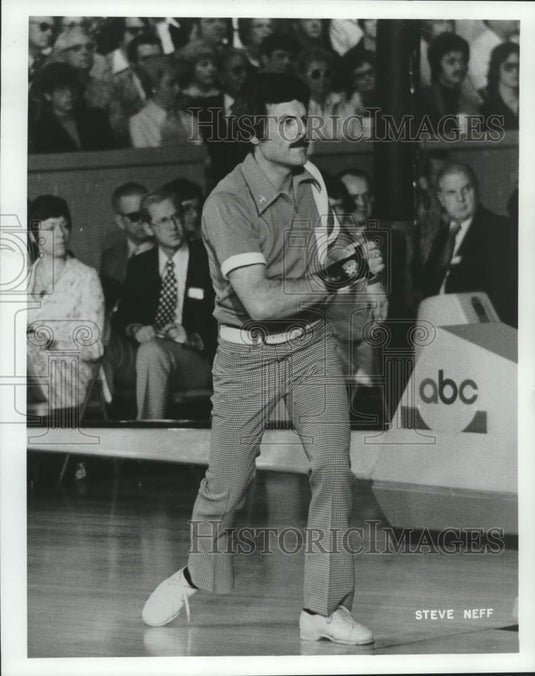 1976 Press Photo Bowler Steve Neff watches his shot go down the alley in a match- Historic Images