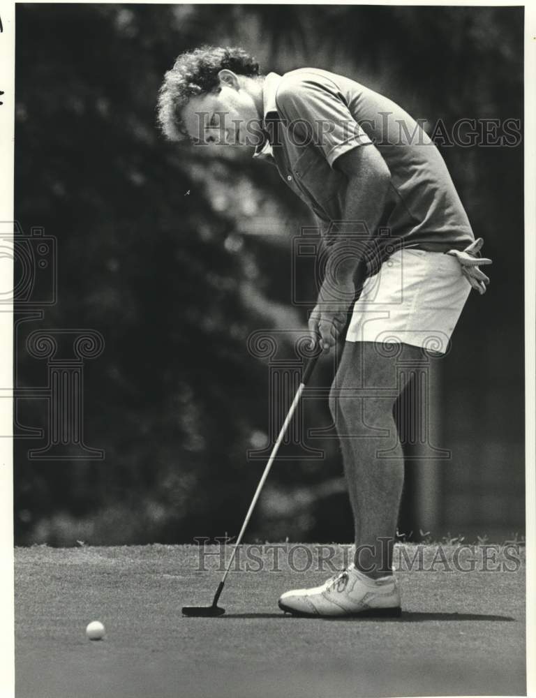1982 Press Photo Man watches his golf ball after hitting a putt on the green- Historic Images
