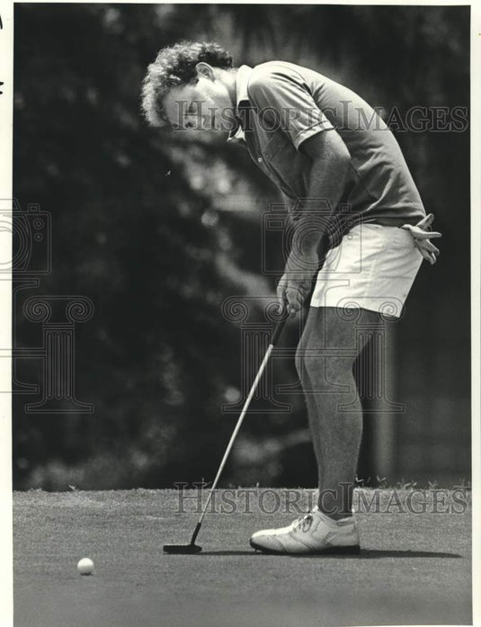 1982 Press Photo Man watches his golf ball after hitting a putt on the green- Historic Images