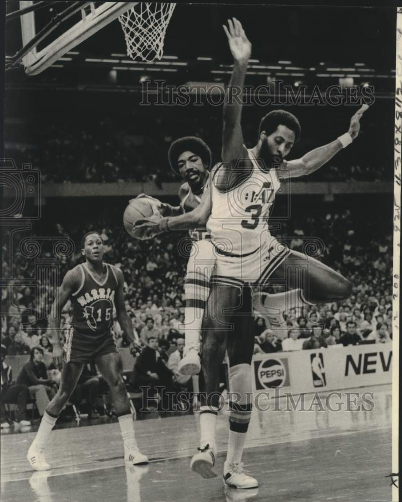 1976 Press Photo New Orleans Jazz basketball player Otto Moore gets blocked- Historic Images