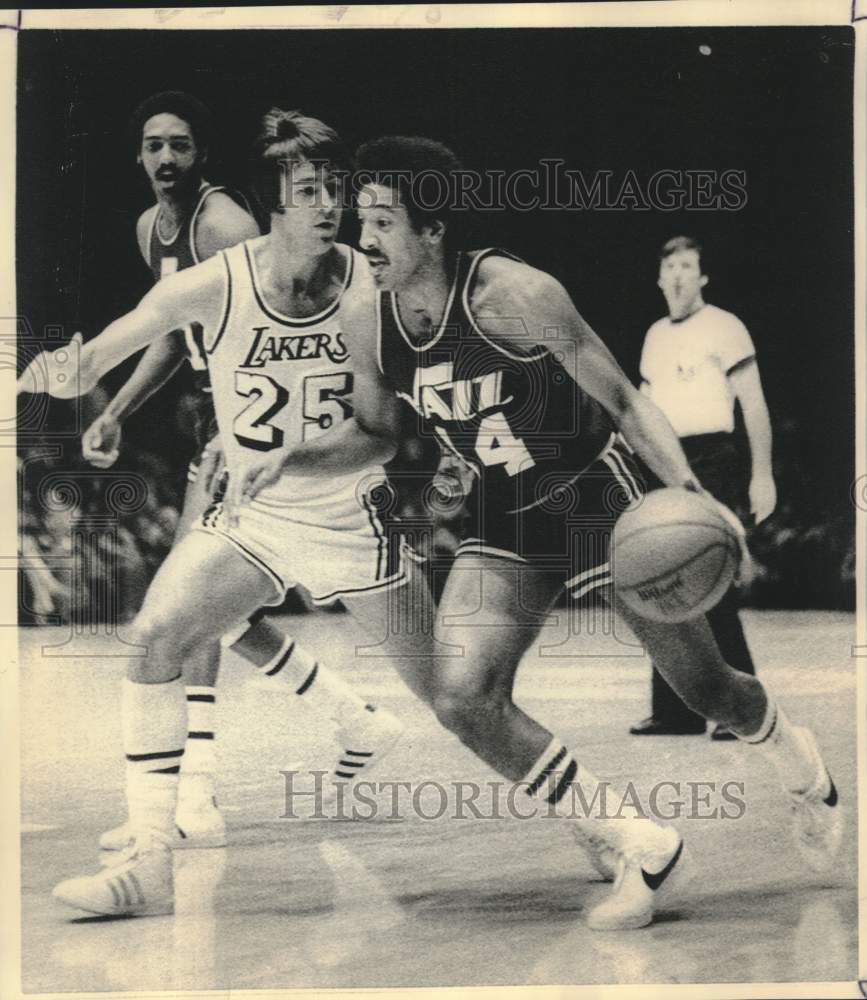 1975 Press Photo New Orleans Jazz basketball player Louie Nelson dribbles ball- Historic Images