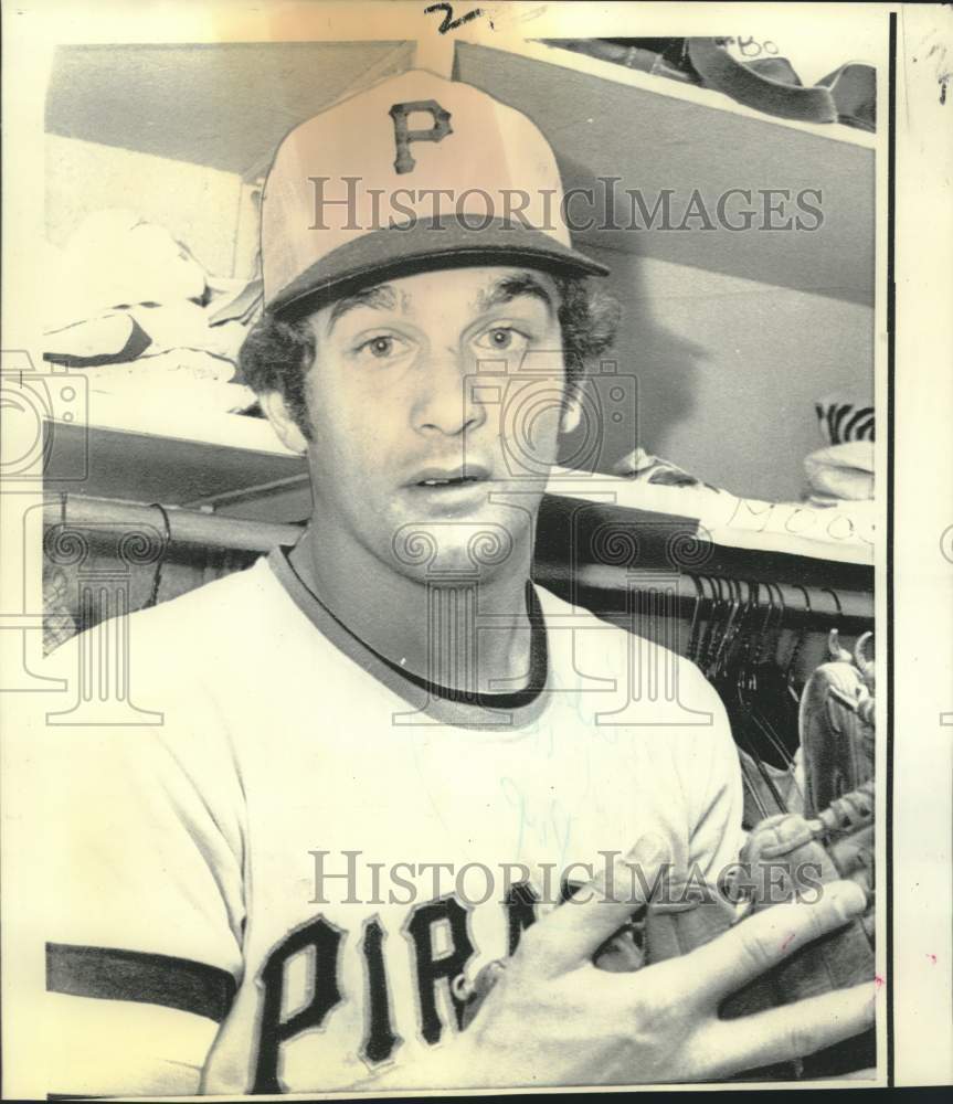 1971 Press Photo Pittsburgh Pirates baseball player Bob Moose in front of locker- Historic Images