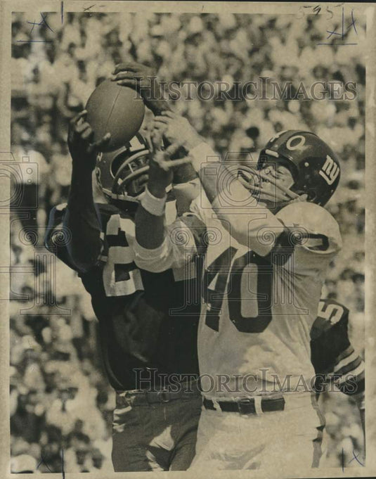 1970 Press Photo New Orleans football player Elijah Nevett intercepts pass- Historic Images