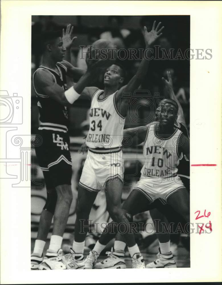 1990 Press Photo U of New Orleans basketball player William Moore defends pass- Historic Images