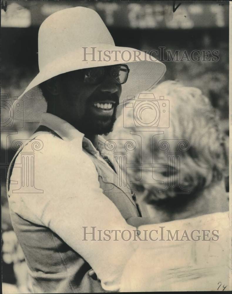 1977 Press Photo New Orleans Saints football player Chuck Muncie on sidelines- Historic Images