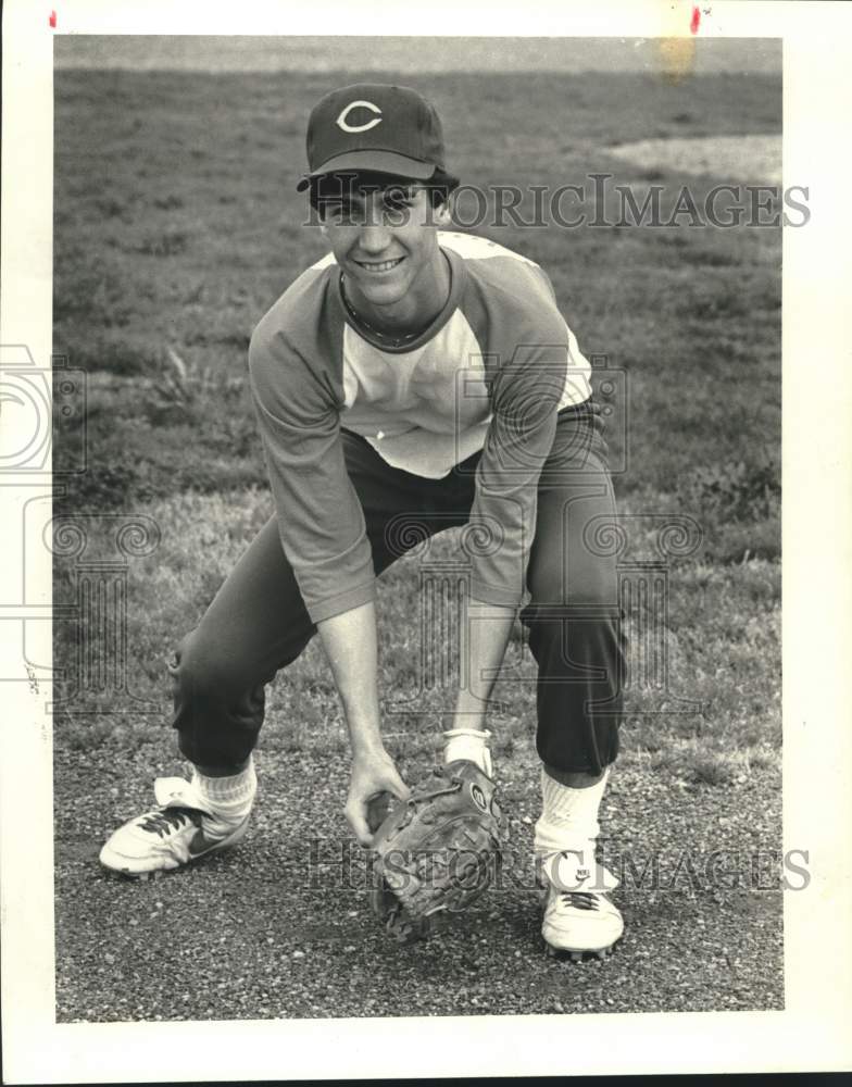 1985 Press Photo St. Charles baseball player Craig Ourso is ready to field ball- Historic Images