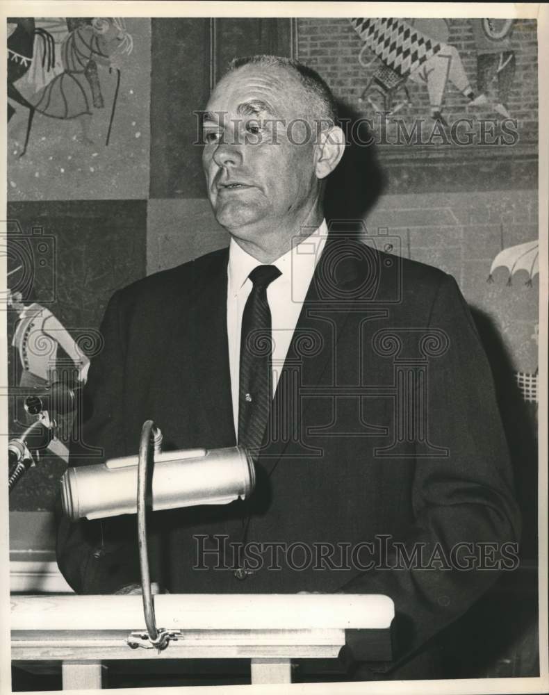 1967 Press Photo Former football player James E. &quot;Buster&quot; Poole gives a speech- Historic Images