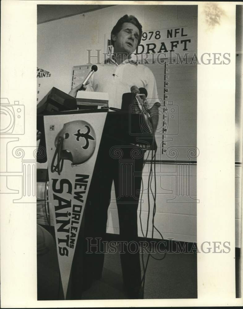 1978 Press Photo New Orleans Saints football coach Dick Nolan speaks to media- Historic Images