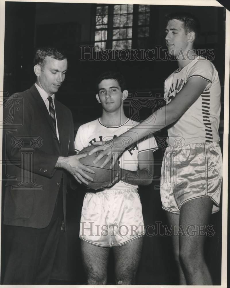 Press Photo Tulane basketball coach Tom Nissalke holds ball with two players- Historic Images