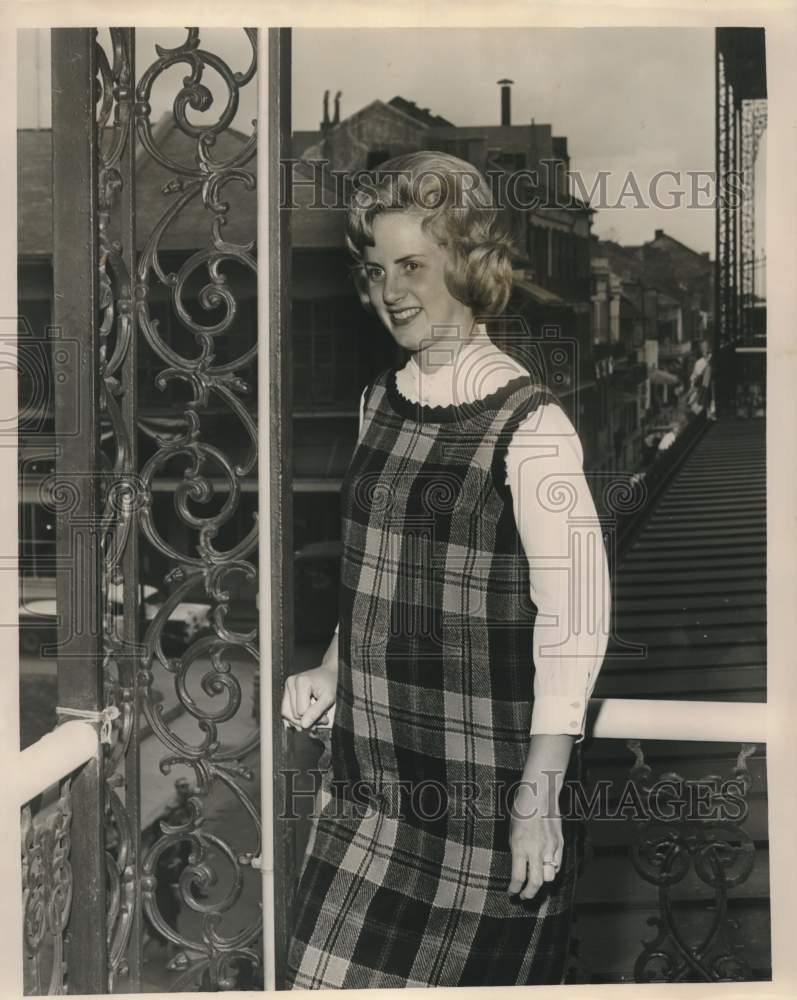 1963 Press Photo Golfer Jack Nicklaus' wife Barbara, on porch in New Orleans, LA- Historic Images