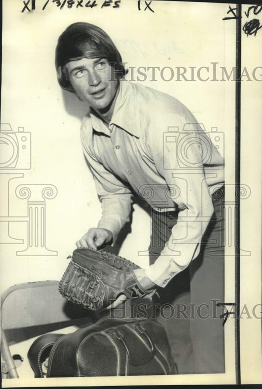 1972 Press Photo Oakland A's baseball pitcher Don Stanhouse packs his bag- Historic Images