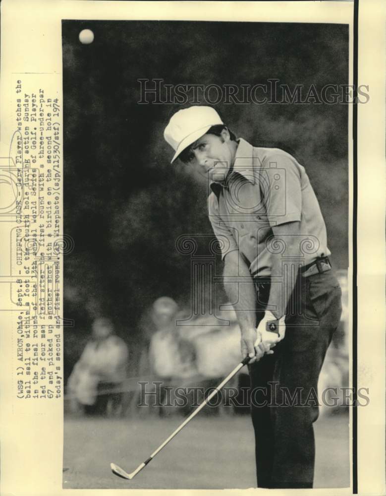 1974 Press Photo Golfer Gary Player watches his chip shot in Akron, Ohio match- Historic Images