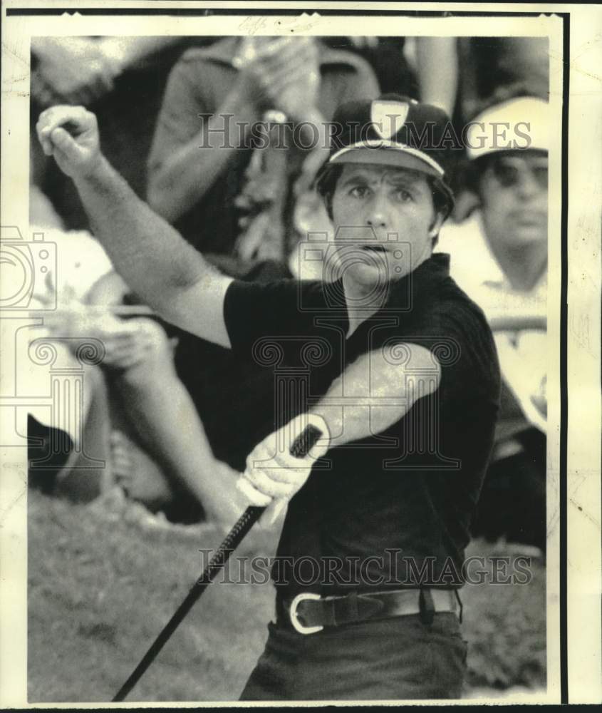 1974 Press Photo Golfer Gary Player encourages his golf ball on the 16th green- Historic Images