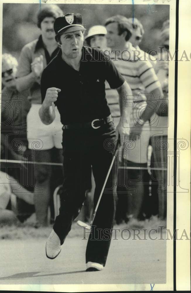 1974 Press Photo Golfer Gary Player pumps his fist after making birdie putt- Historic Images