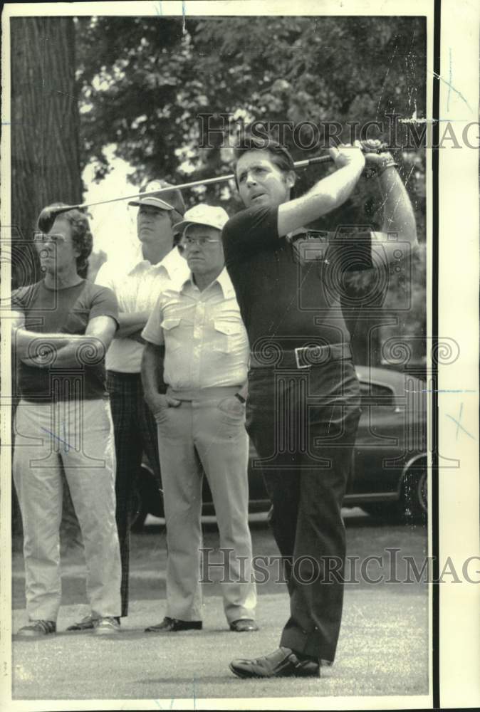 1974 Press Photo Golfer Gary Player and several spectators, watch his tee shot- Historic Images