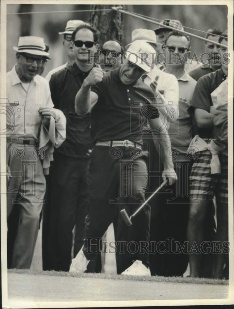 1967 Press Photo Golfer Gary Player pumps his fist after putting on the green- Historic Images