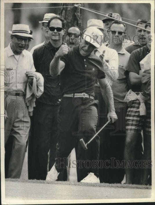 1967 Press Photo Golfer Gary Player pumps his fist after putting on the green- Historic Images