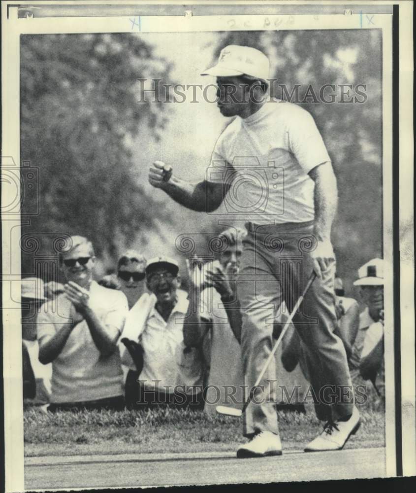 1969 Press Photo South African golfer Gary Player pumps his fist after putt- Historic Images