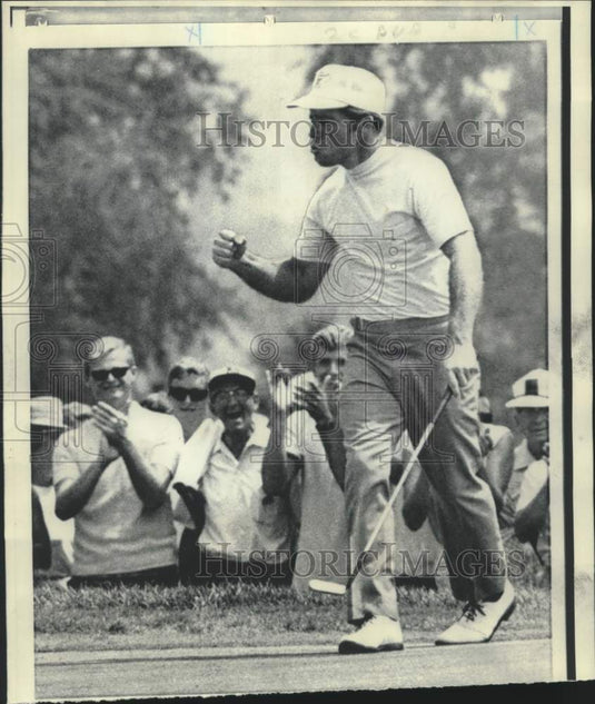 1969 Press Photo South African golfer Gary Player pumps his fist after putt- Historic Images