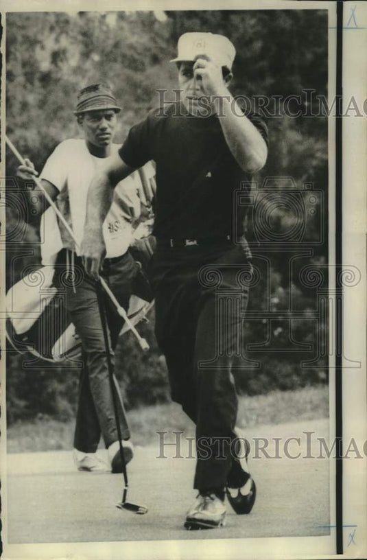 1967 Press Photo Golfer Gary Player tips his cap as he walks off the green in TN- Historic Images