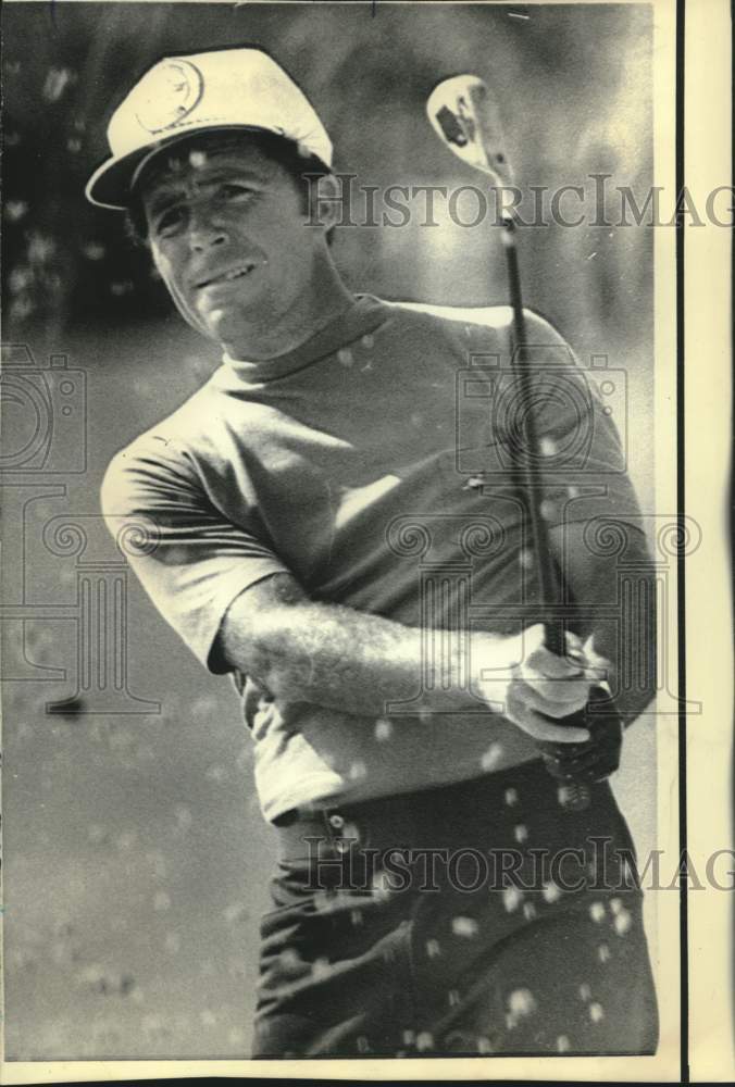 1971 Press Photo Golfer Gary Player watches ball after hitting out of sand trap- Historic Images