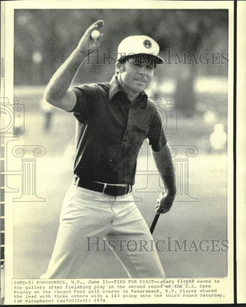 1974 Press Photo Golfer Gary Player waves to the gallery after US Open match- Historic Images