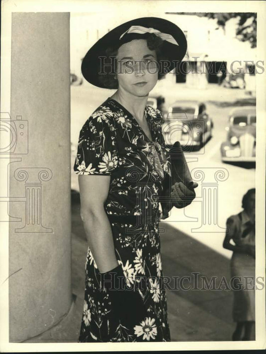 1937 Press Photo Tennis player Helen Wills Moody stands outside courthouse in NV- Historic Images
