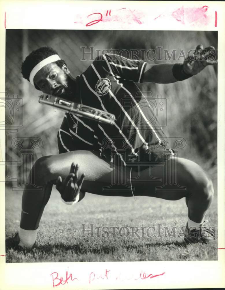 1989 Press Photo Curtis Pierre practices Pandario, juggling with tambourines- Historic Images