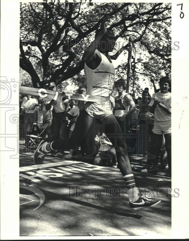 1982 Press Photo Runner Michael Musyoke breaks tape at Crescent City Classic- Historic Images