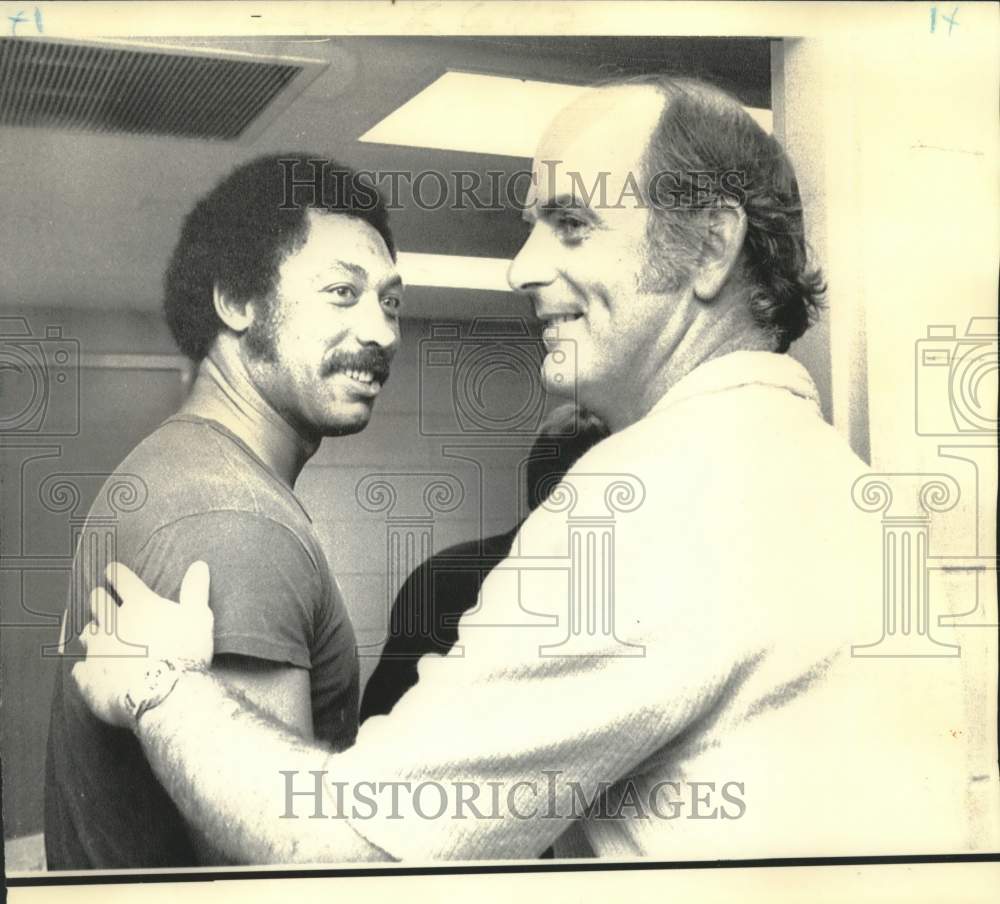 1975 Press Photo Texas Rangers baseball pitcher Jim Biby and Gaylord Perry hug- Historic Images