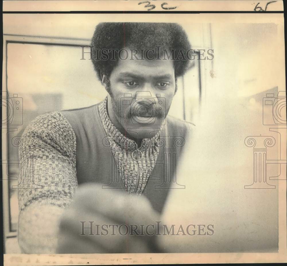 1972 Press Photo Minnesota Vikings football player Alan Page reads newspaper- Historic Images