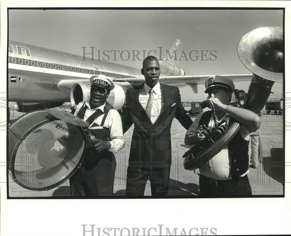 1987 Press Photo UNLV basketball player Gerald Paddio with band at NO Airport- Historic Images