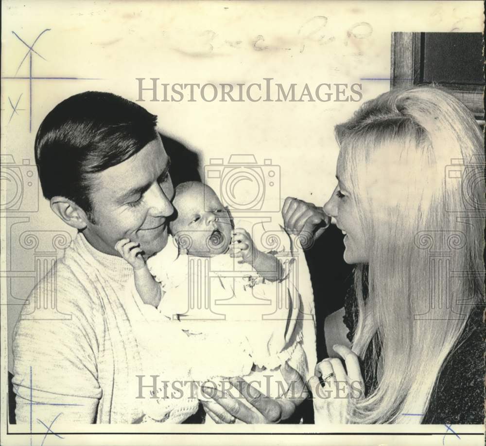 1971 Press Photo Kansas City Royals baseball shortstop Fred Patek with daughter- Historic Images