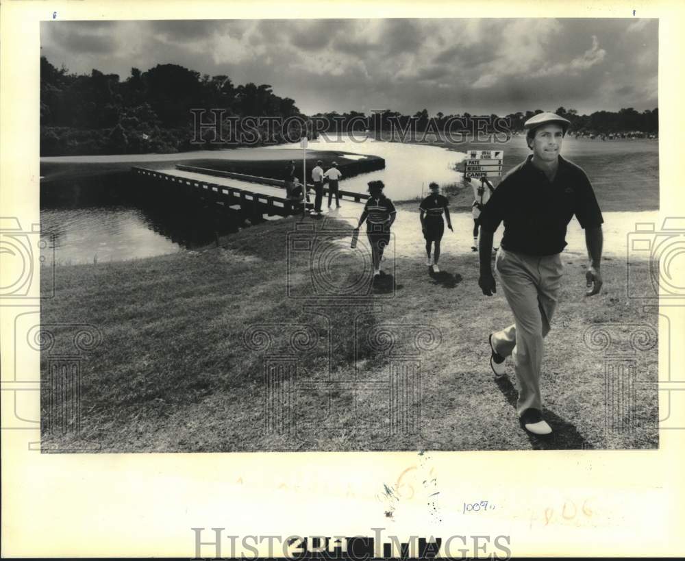 1990 Press Photo Golfer Jerry Pate walks near 15th hole bridge at USF&amp;G tourney- Historic Images