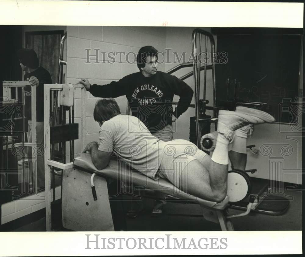 1982 Press Photo New Orleans football coach Russell Paternostro observes player- Historic Images