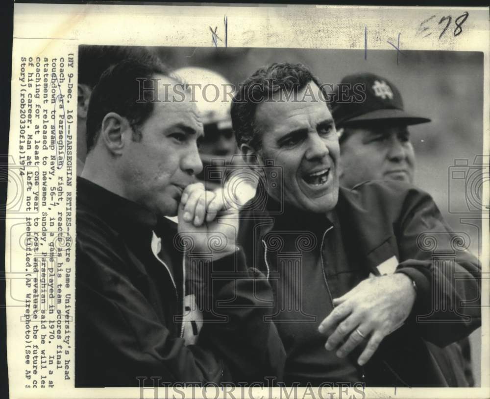 1970 Press Photo Notre Dame football coach Ara Parseghian cheers on sideline- Historic Images